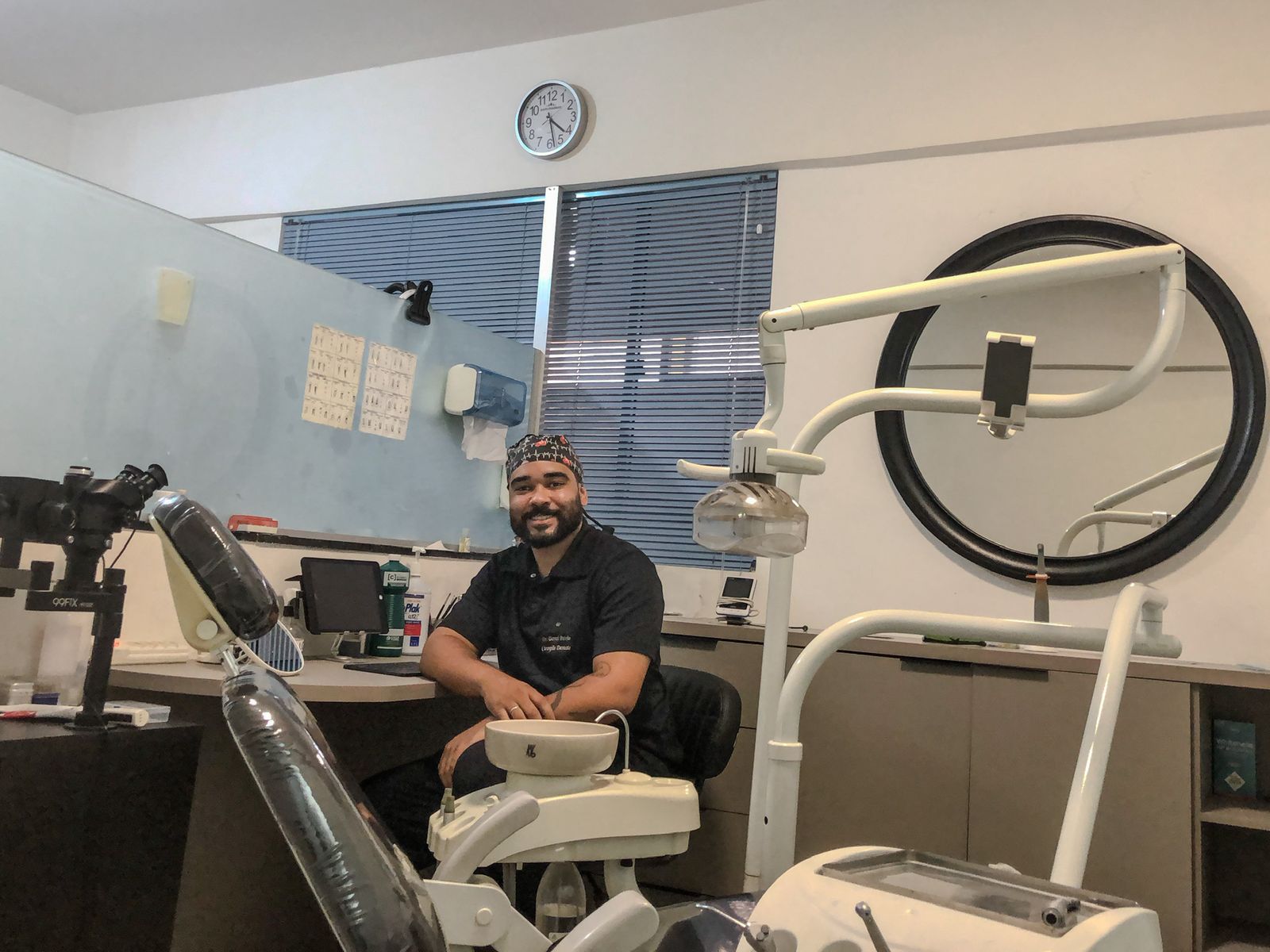 Dr. Daniel Paixão em seu consultório odontológico